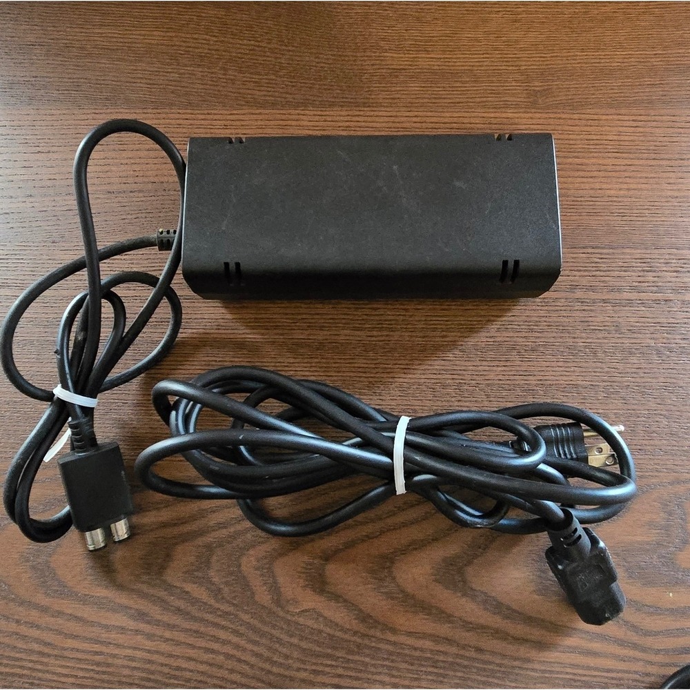 Microsoft Xbox 360 S Console Model 1439 Black Good Bundle with Controller Cords - Picture 7 of 10